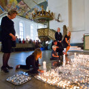 23. juli: Dronning Sonja og Kronprinsfamilien besøker domkirken og tenner lys til minne om de omkomne (Foto: Vegard Grøtt / Scanpix)